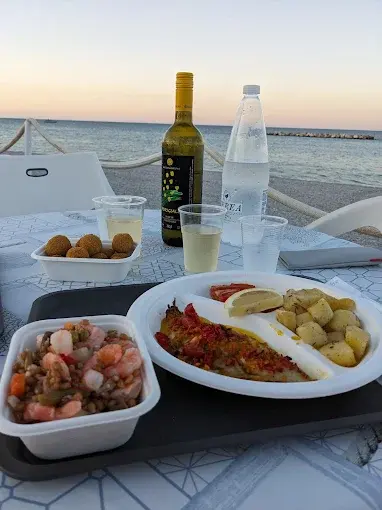 Cena di pesce con vista mare